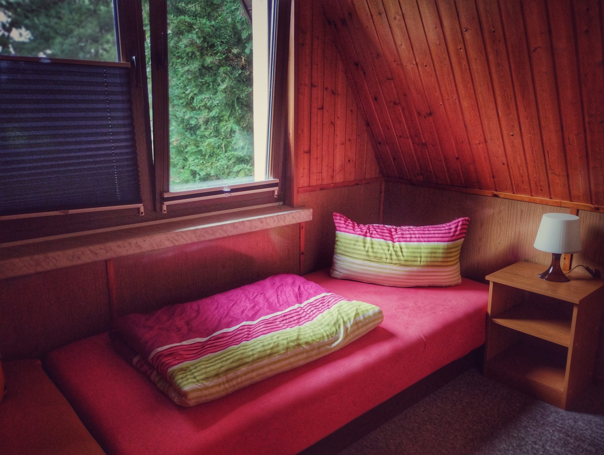 Kinderzimmer mit zwei Einzelbetten